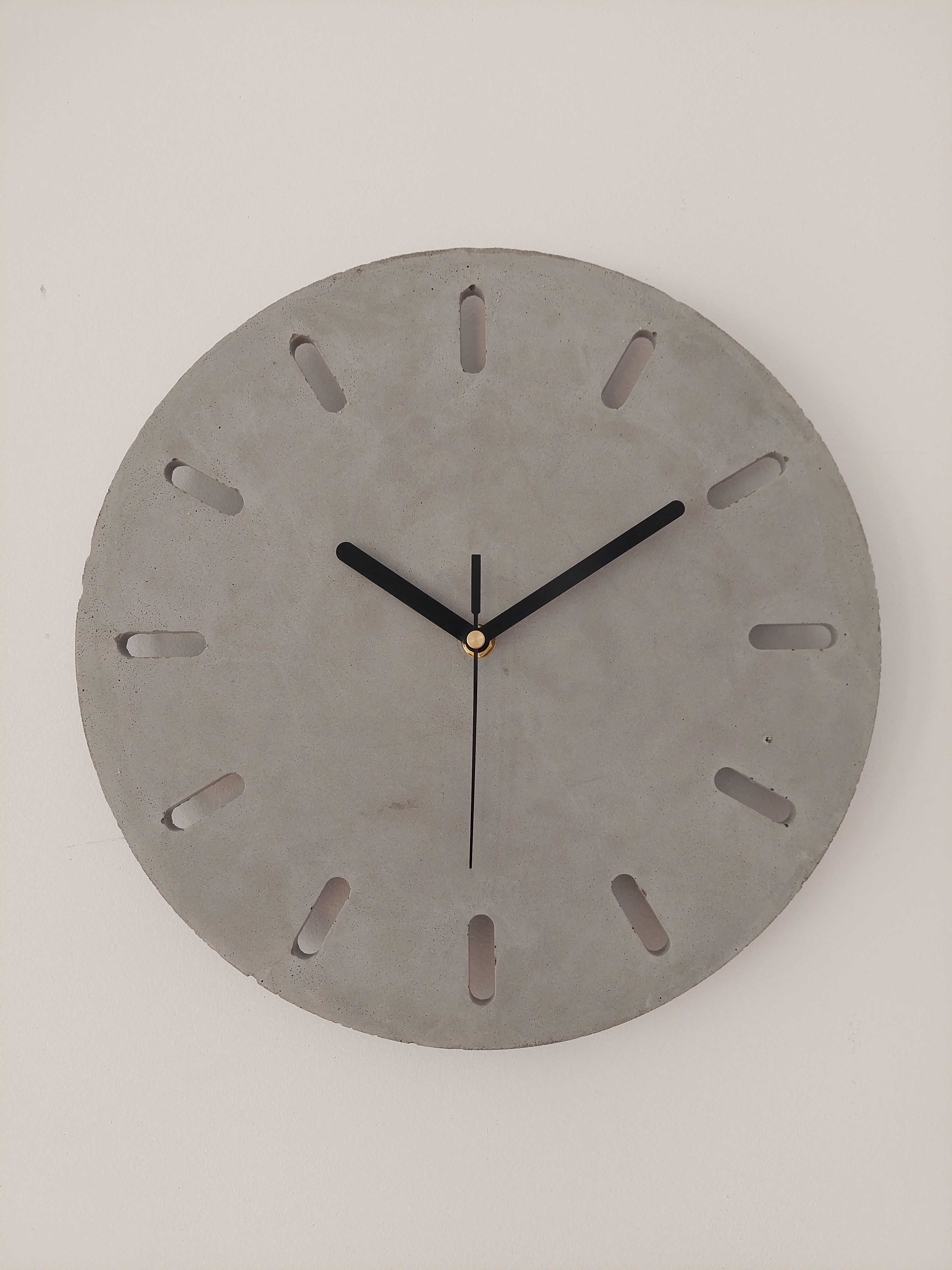 Zegar na ścianę. Duży betonowy zegar w stylu LOFT