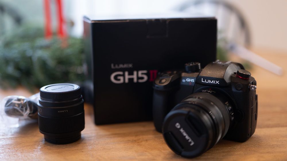Panasonic Lumix GH5 II + Obiektywy 12–35 mm i 25 mm – Stan idealny