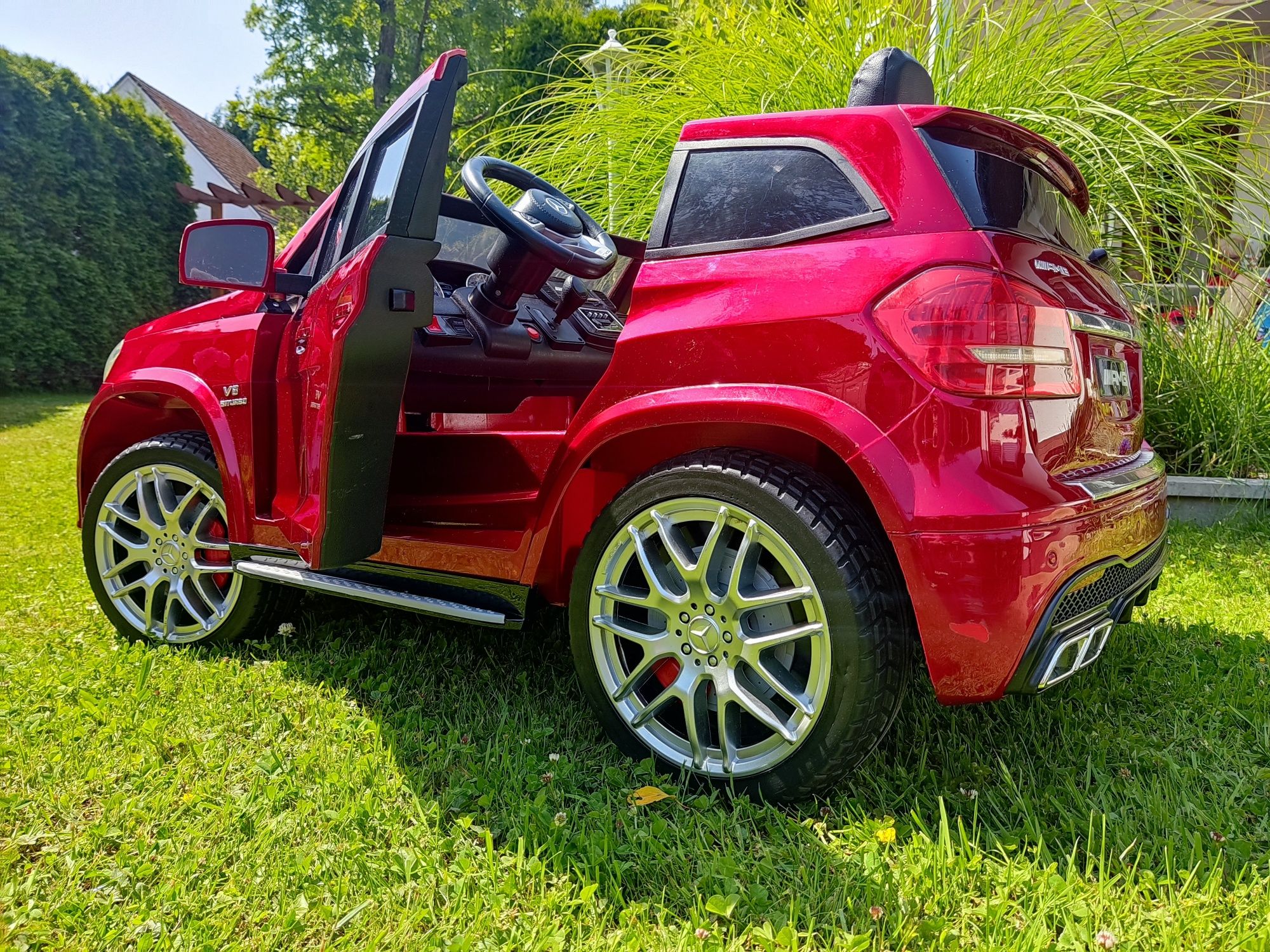 Mercedes GLS 63 AMG luksusowy ogromny dwuosobowy samochód na aku