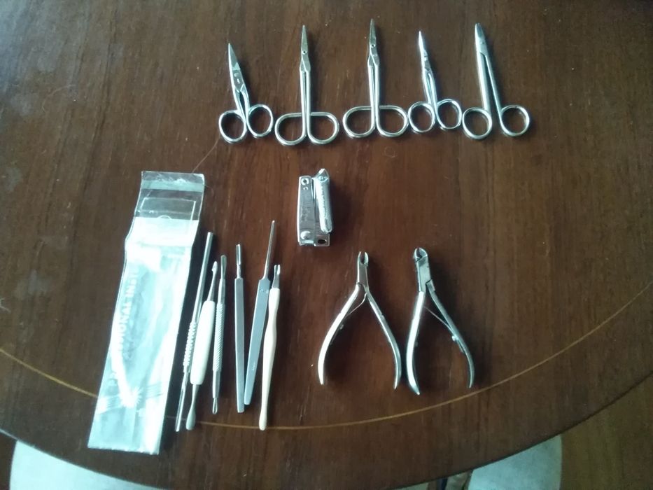 Tesouras, alicates, corta unhas e kit de manicure.