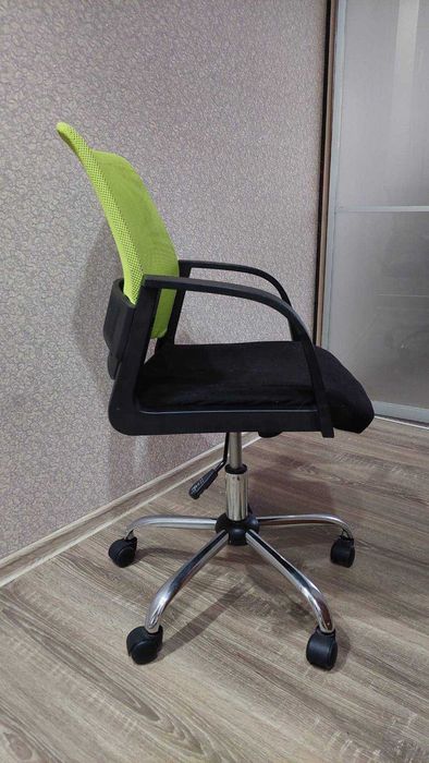 Продам офісні крісла