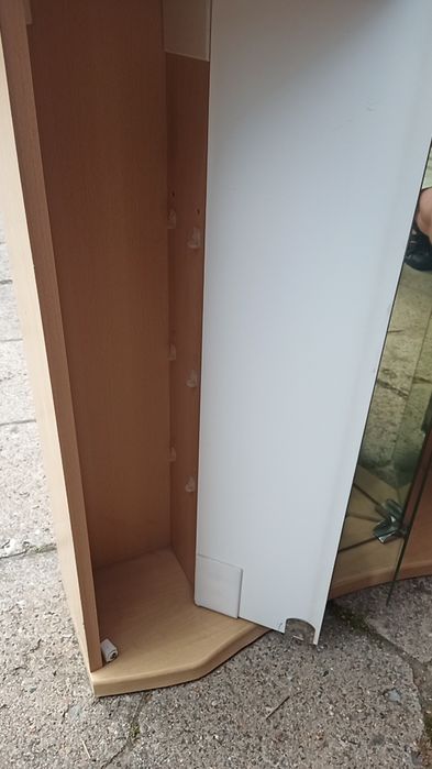 Szafka nad umywalkę łazienkowa z lustrem i oświetleniem