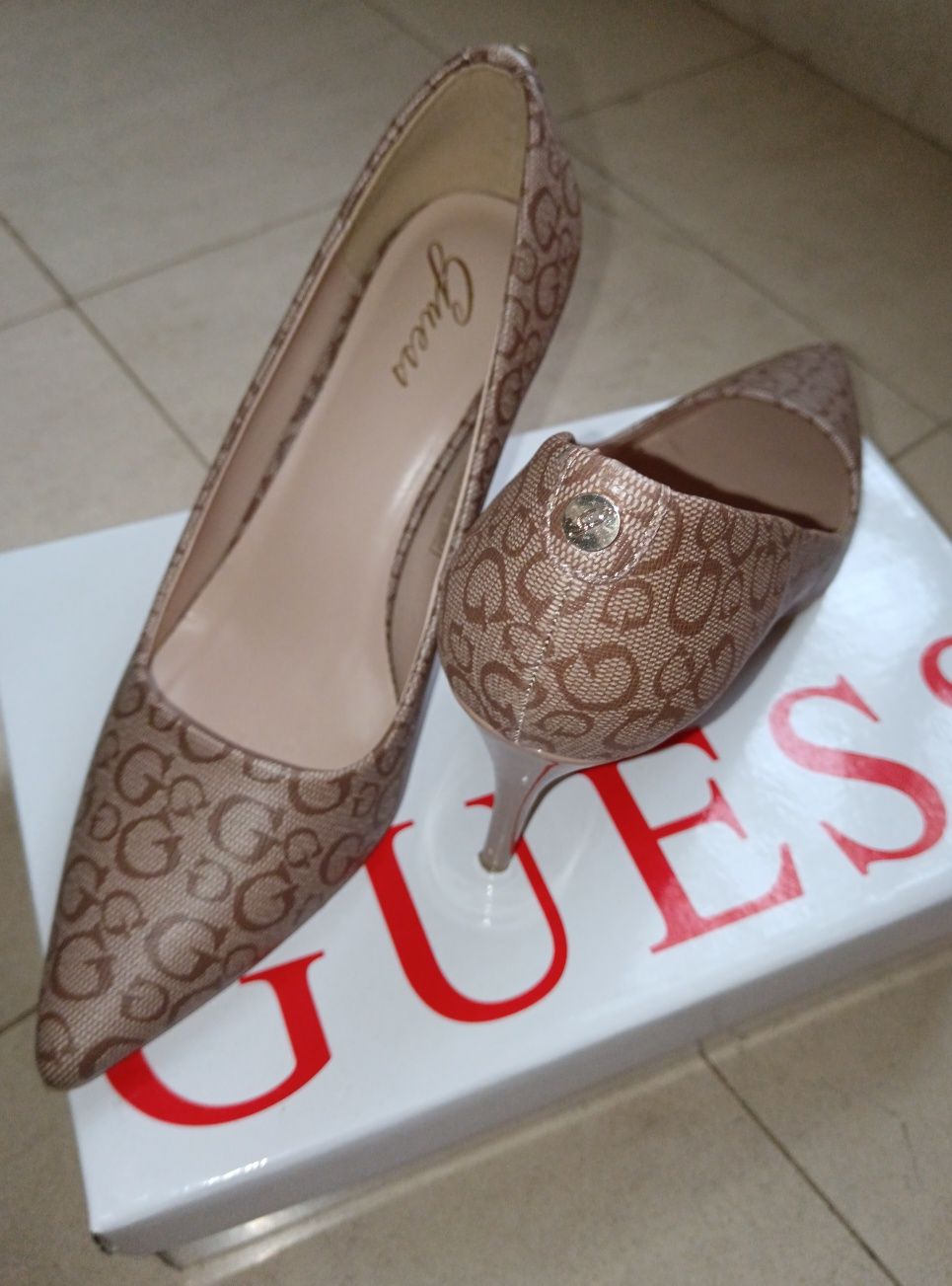 Sapatos Guess , salto alto, com pouco uso ,nr 37