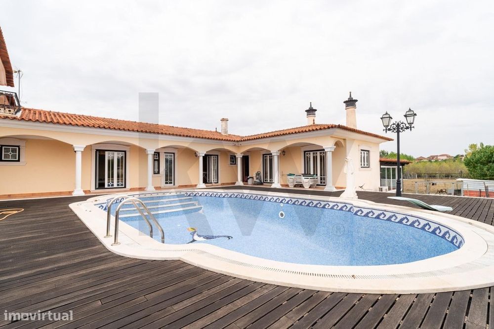 Coimbra/Mealhada - Moradia T5  Inserida em zona tranquila e soalheira