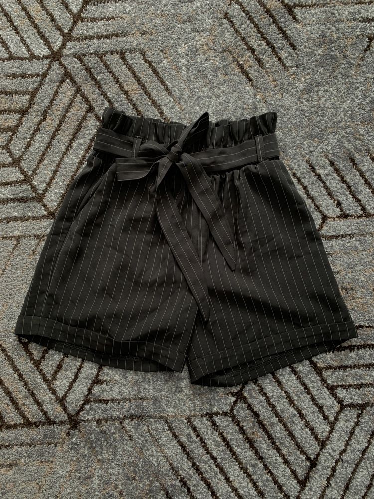 Чорні класичні шорти