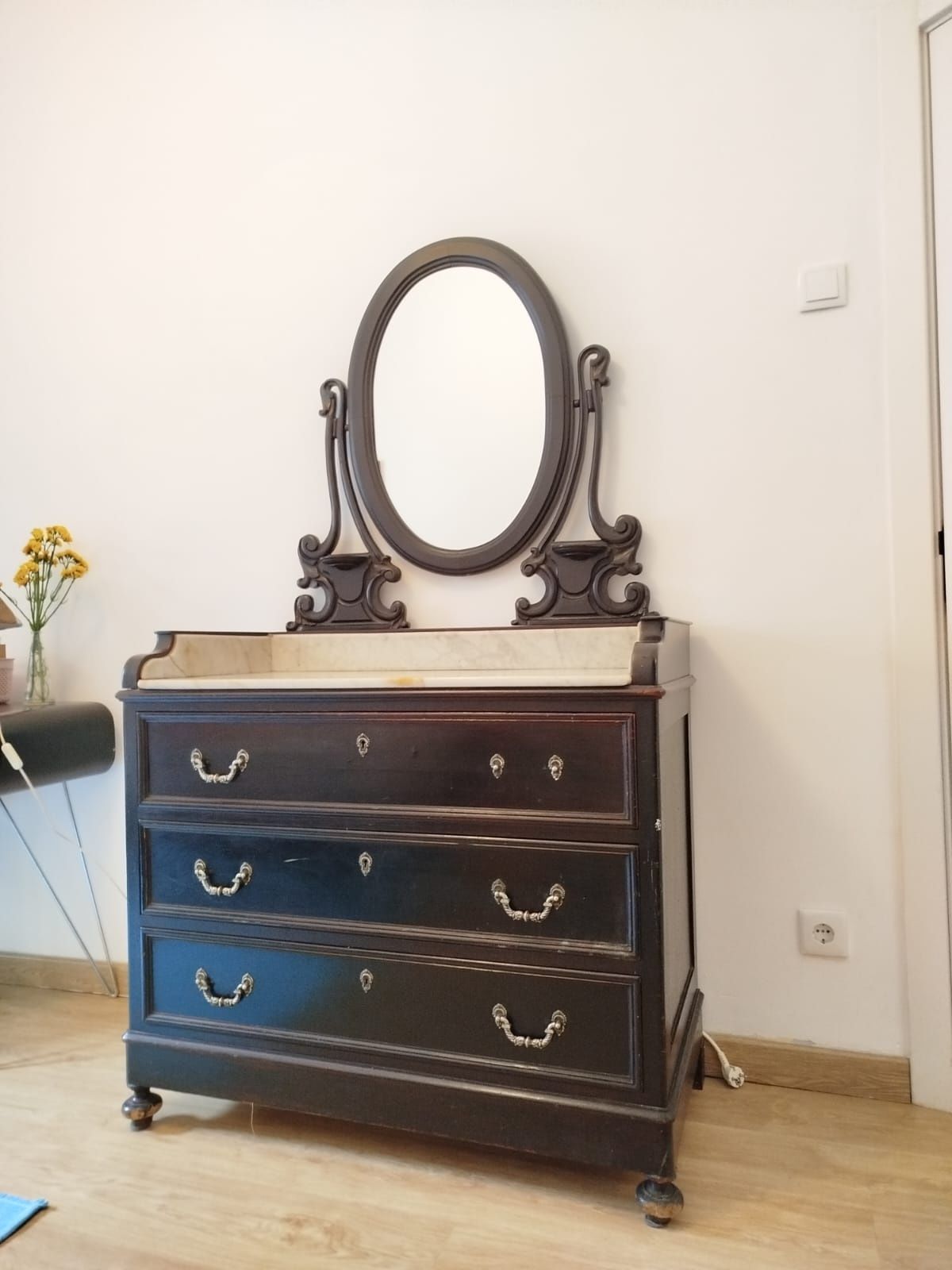 Cómoda com mármore e espelho