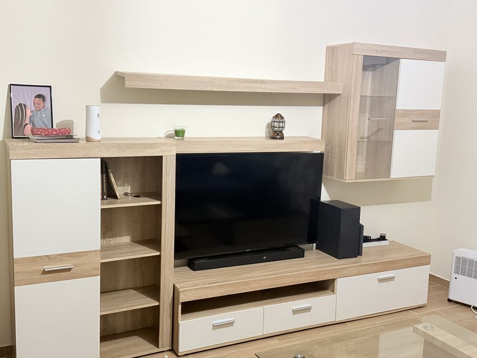 *Móvel de Sala/TV em Madeira Clara com Branco – Excelente Estado*