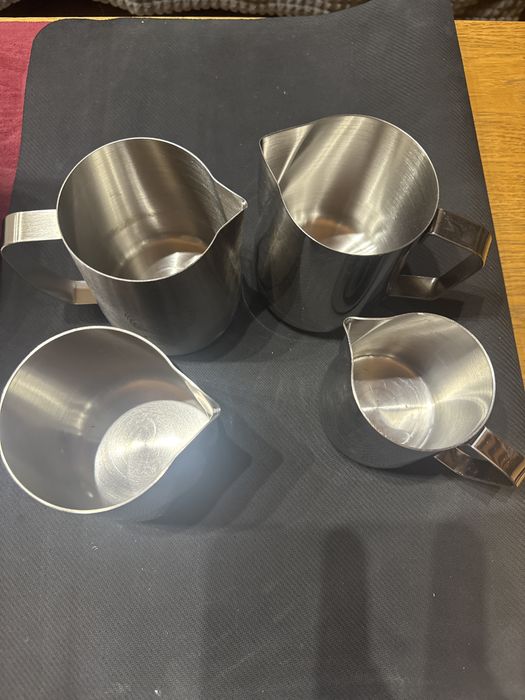 Zestaw dzbankow baristycznych do mleka