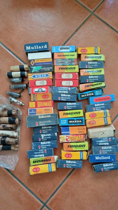 Caixa com cerca de centenas válvulas antigas de rádio e TV.
