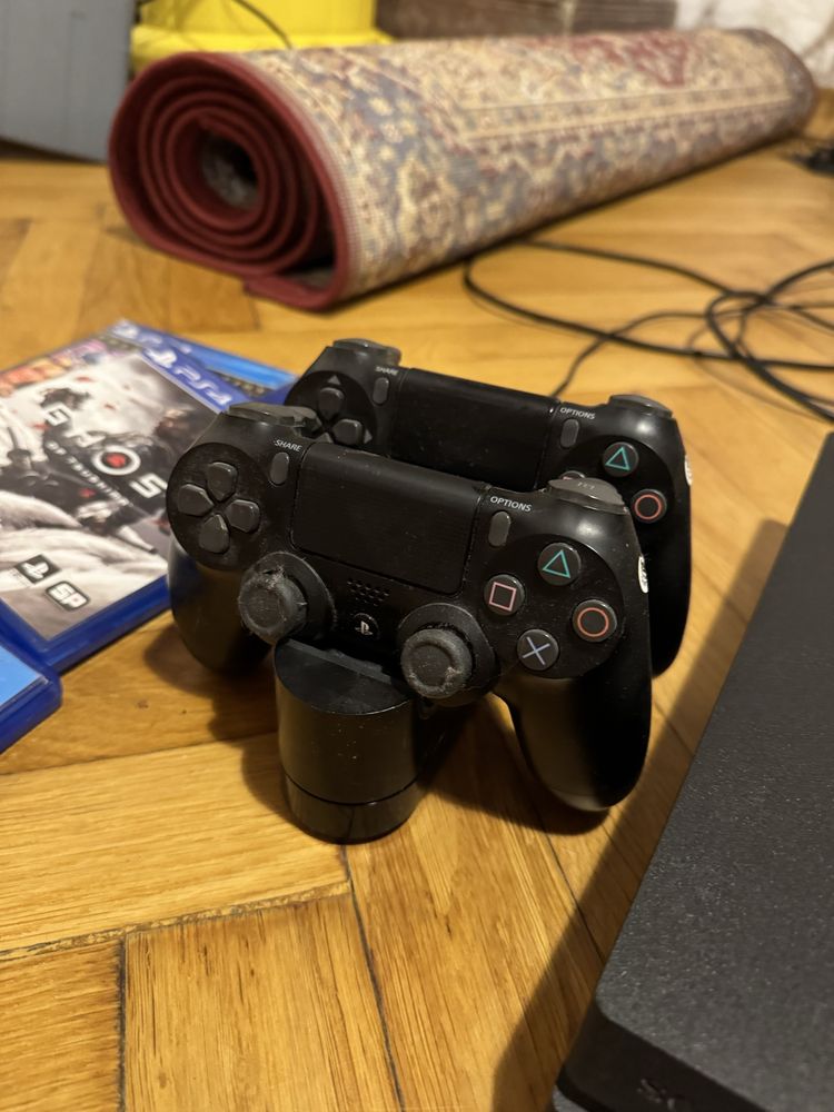 Konsola PS4 Pro 1TB + 2 Pady