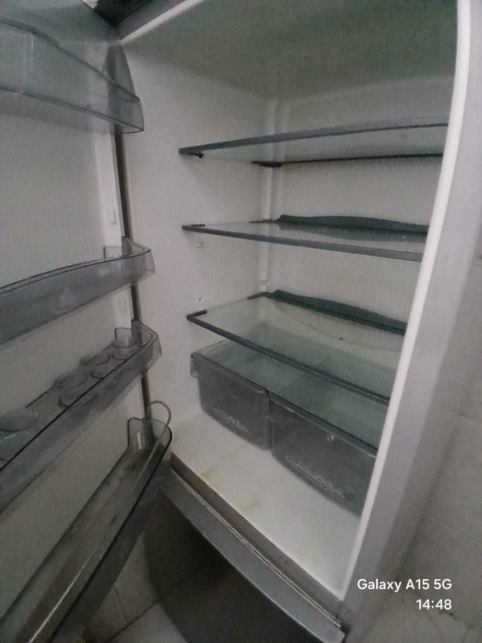 Frigorífico novo pouco tempo em uso