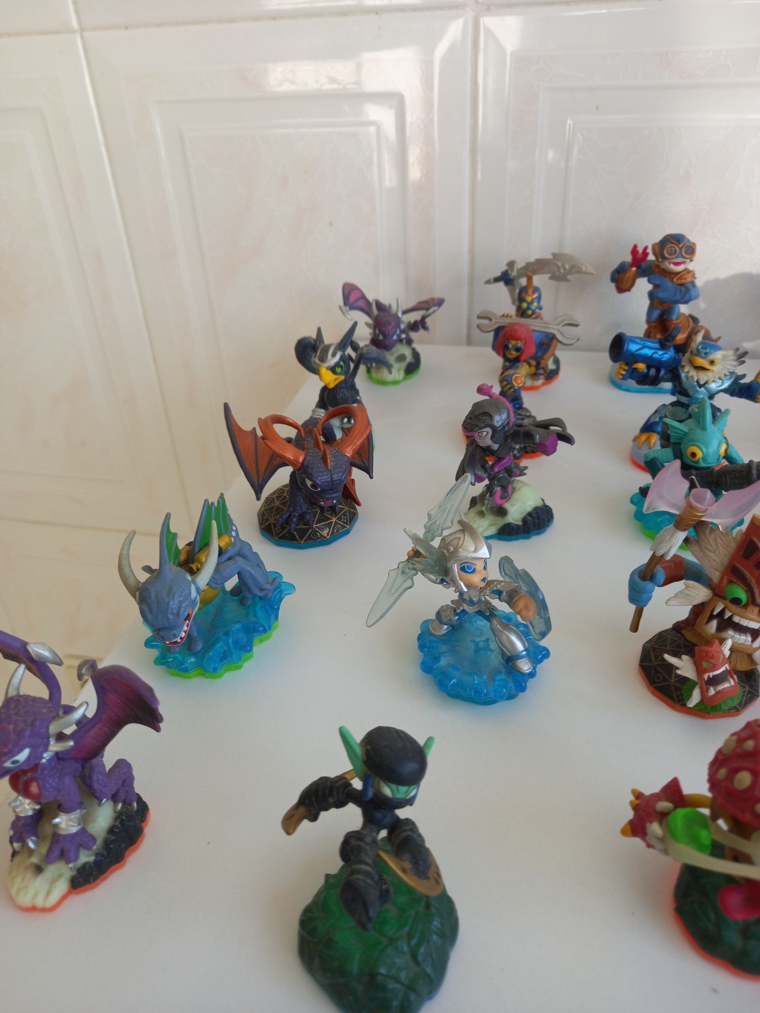 Bonecos e jogo skylanders