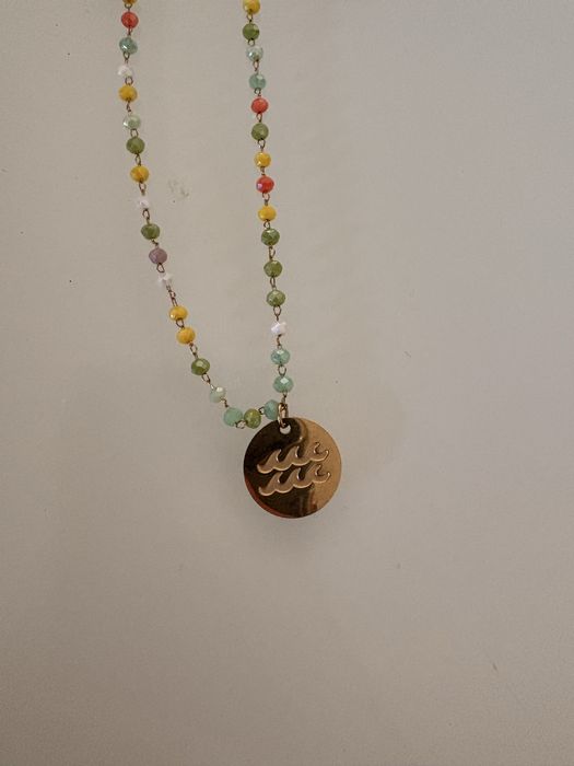 Colar colorido com simbolo
