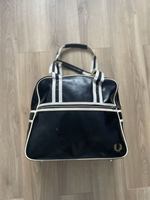 Czarna torba podróżna weekendowa Fred Perry małe logo
