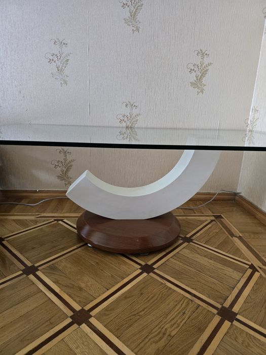 Журнальний скляний стіл