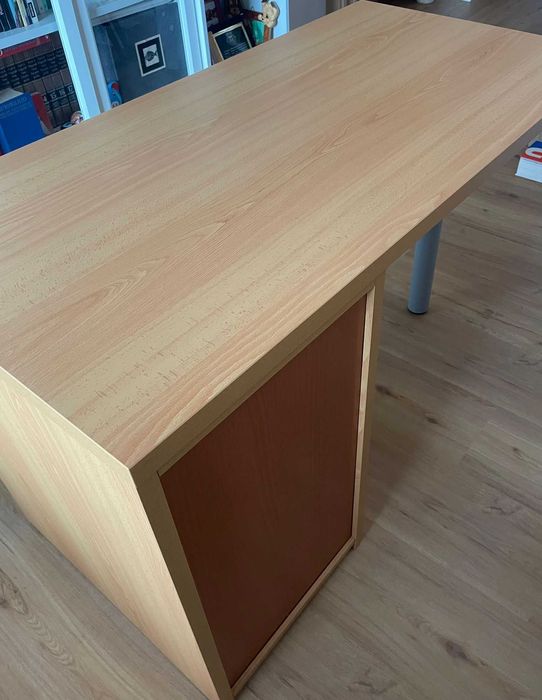 Secretária de escritório com gavetas