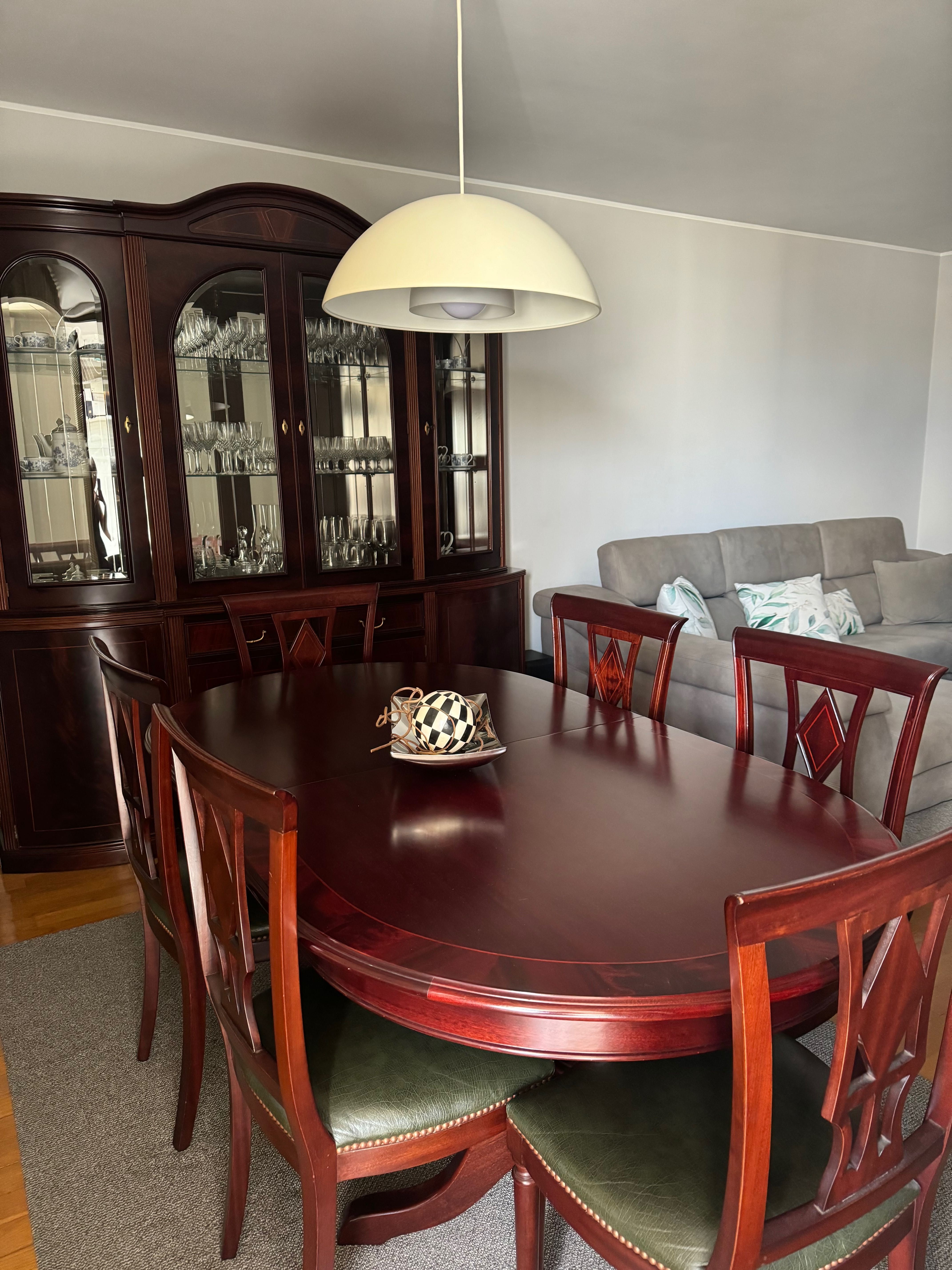 Mesa de sala de jantar extensiva em mogno