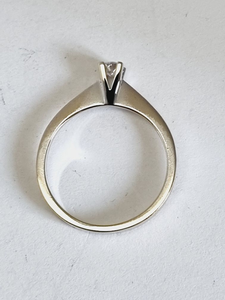Кольцо с бриллиантом 0.15ct