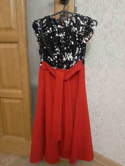 Два чудові червоні плаття