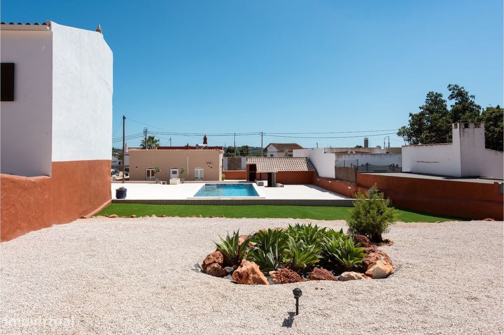 Totalmente Remodelada – Moradia T3 com Piscina, Jardim e terreno de 1.