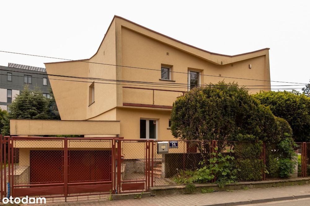 Przestronny dom z garażem i balkonem w mieście