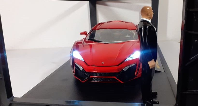 1/18 lykan Hipersport Coupe + Figura DOOM - Jada