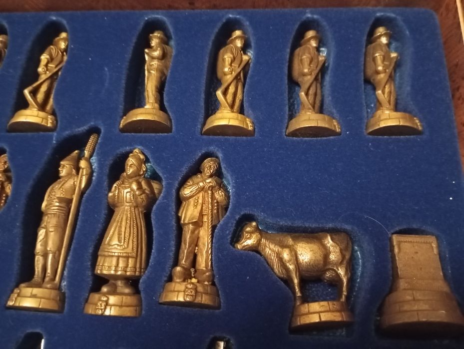 Tabuleiro de xadrez grande com peças em metal