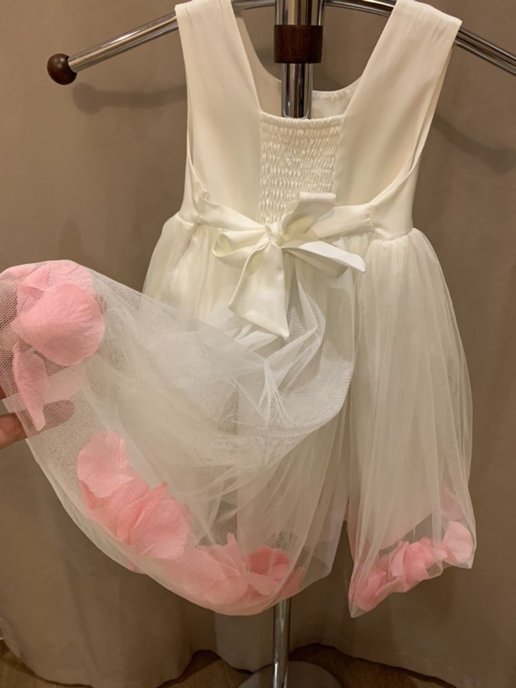 Нарядное платье с лепестками роз