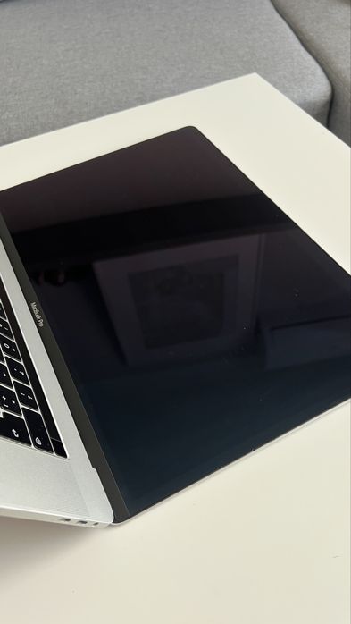 MacBook pro 15” 2019 RAM 16gb, core i9, touch ID