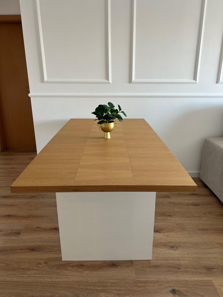 Mesa de jantar estilo contemporâneo – Carvalho e MDF branco – 100€