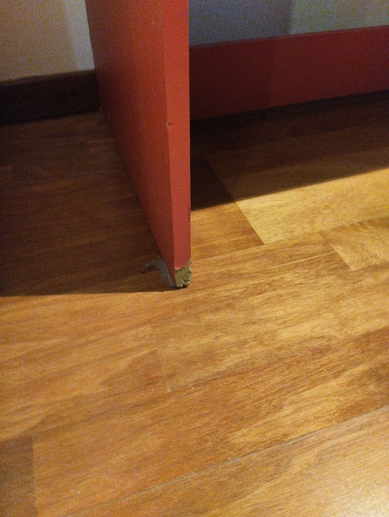 Baixa de peeço.Secretária rosa ideal para pintar ou revestir de papel