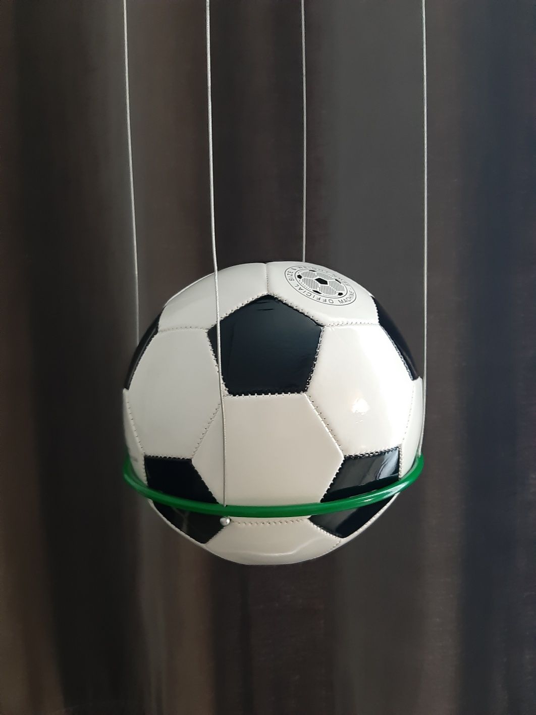 Lampa sufitowa z piłką