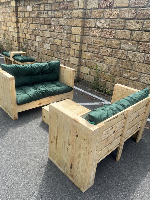 Дивани з паллет, меблі з піддонів , столи з дерева