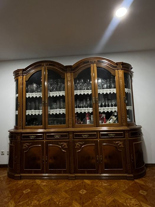 Armário, cómoda com espelho e mesa 8 cadeiras