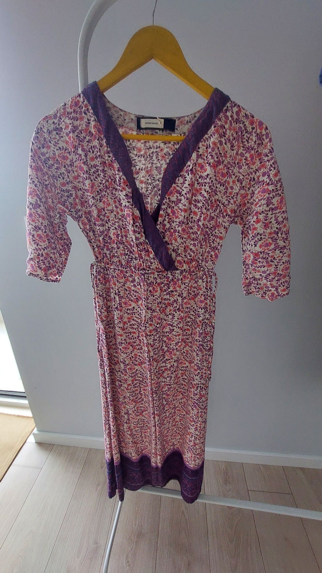 7Peças (3 Blusas e 4 vestidos tamanho M como novos)por 16€.