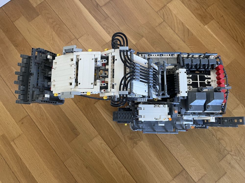 Lego Technic Lierbherr R 9800 Excavator