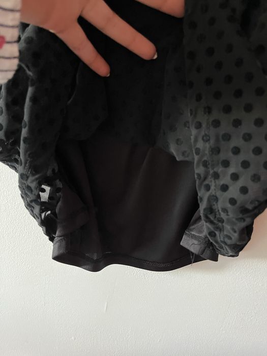 Vestido preto justo com bolinhas em veludo , forrado tam M