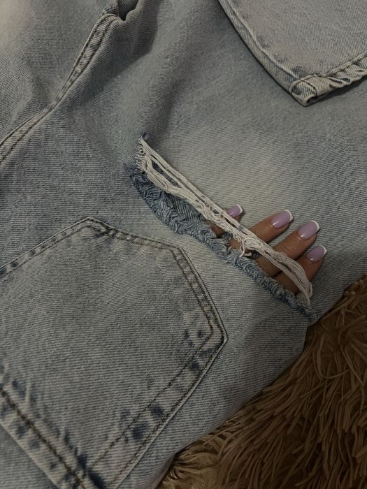 Трендові джинси з розрізами на сідницях блакитні світлі джинси