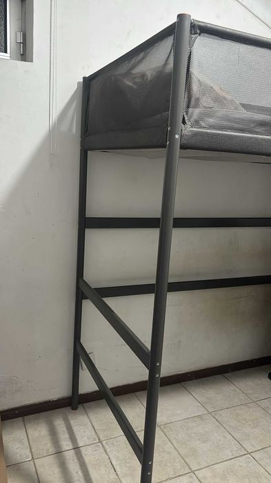 Cama criativa com estrutura alta cinza,