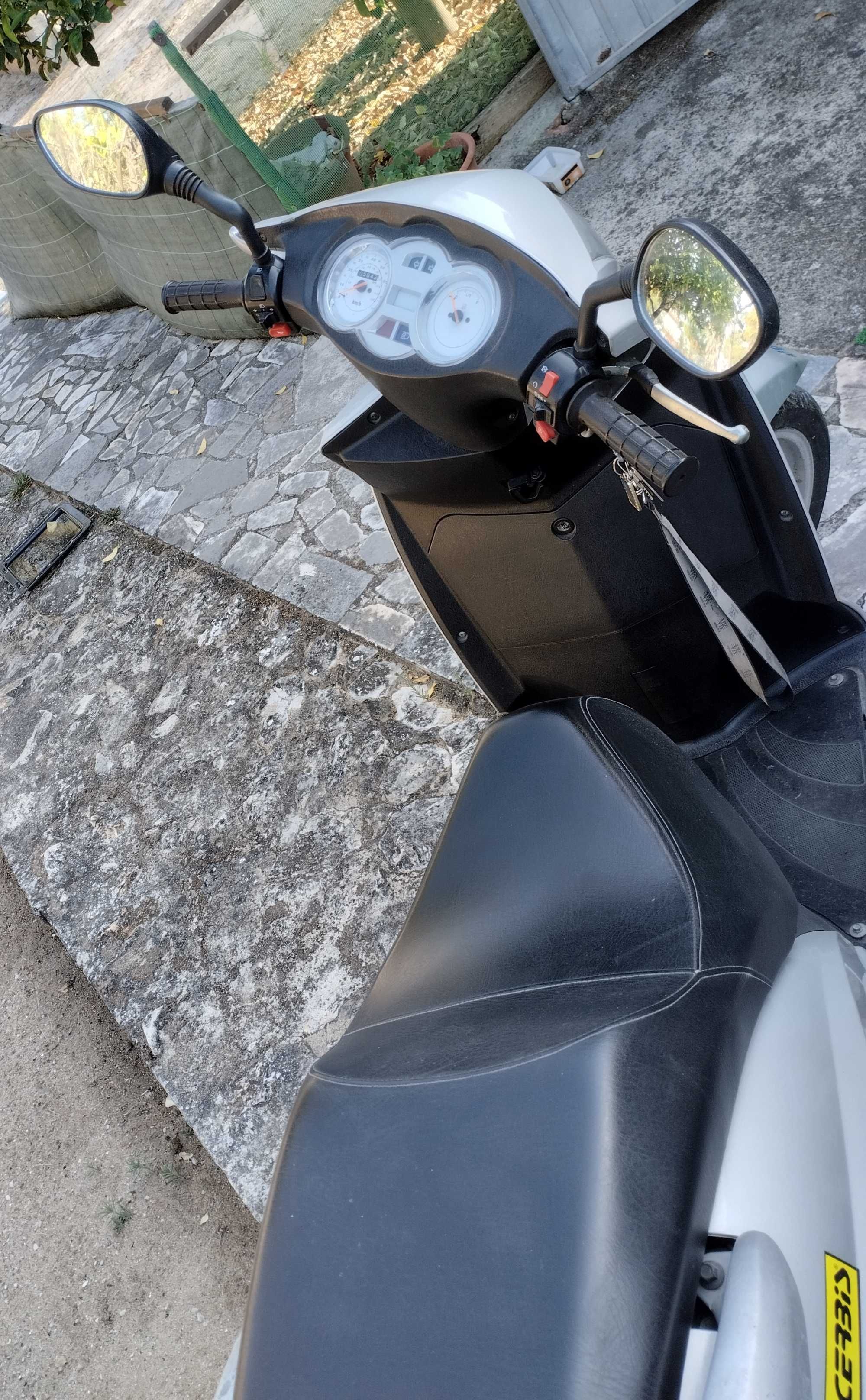 Scooter cinzenta 125cc