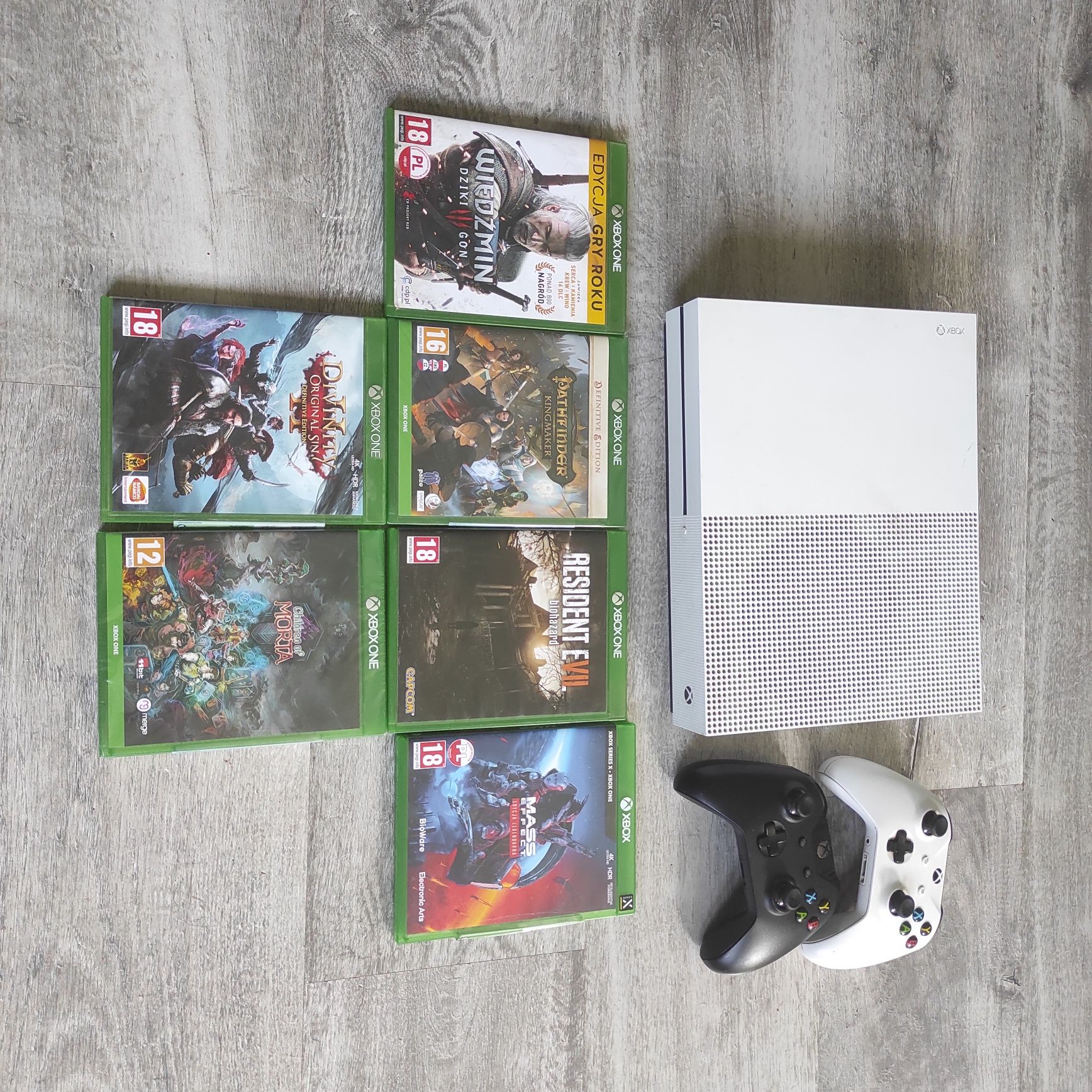 Xbox one S  500GB + 2 pady + gry