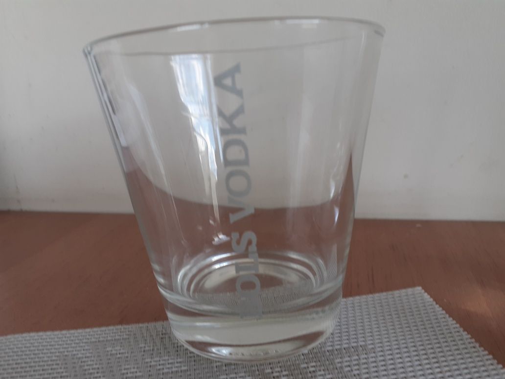 Szklanki Sobieski i Bols Vodka.
