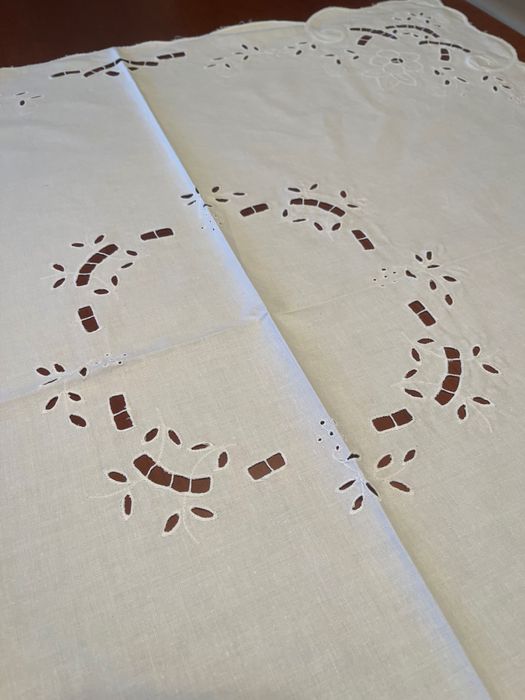 Toalha de mesa quadrada branca em meio linho 2