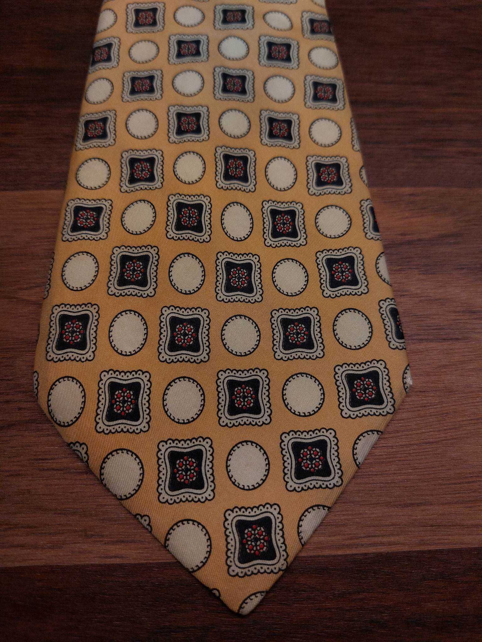 Jasnożółty krawat w granatowo-bordowy wzór geometryczny