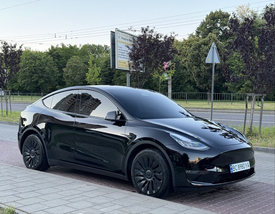 Tesla Y dual motor Long Range
