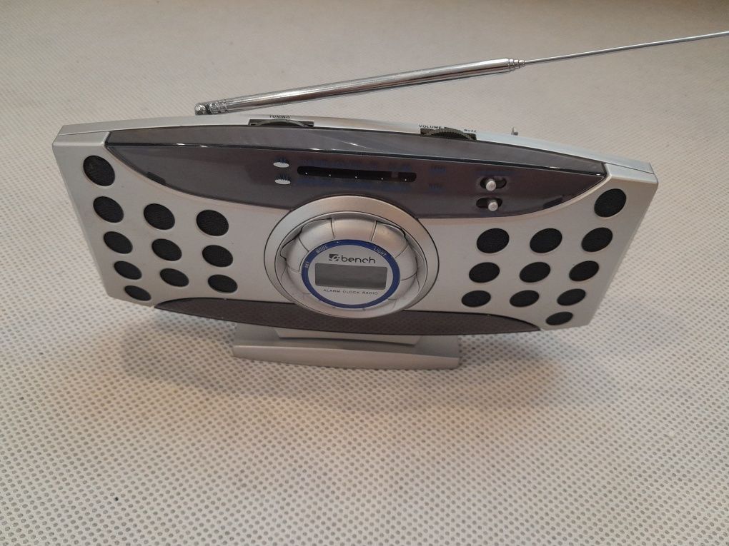 Radio budzik na baterie wiszące lub stojace