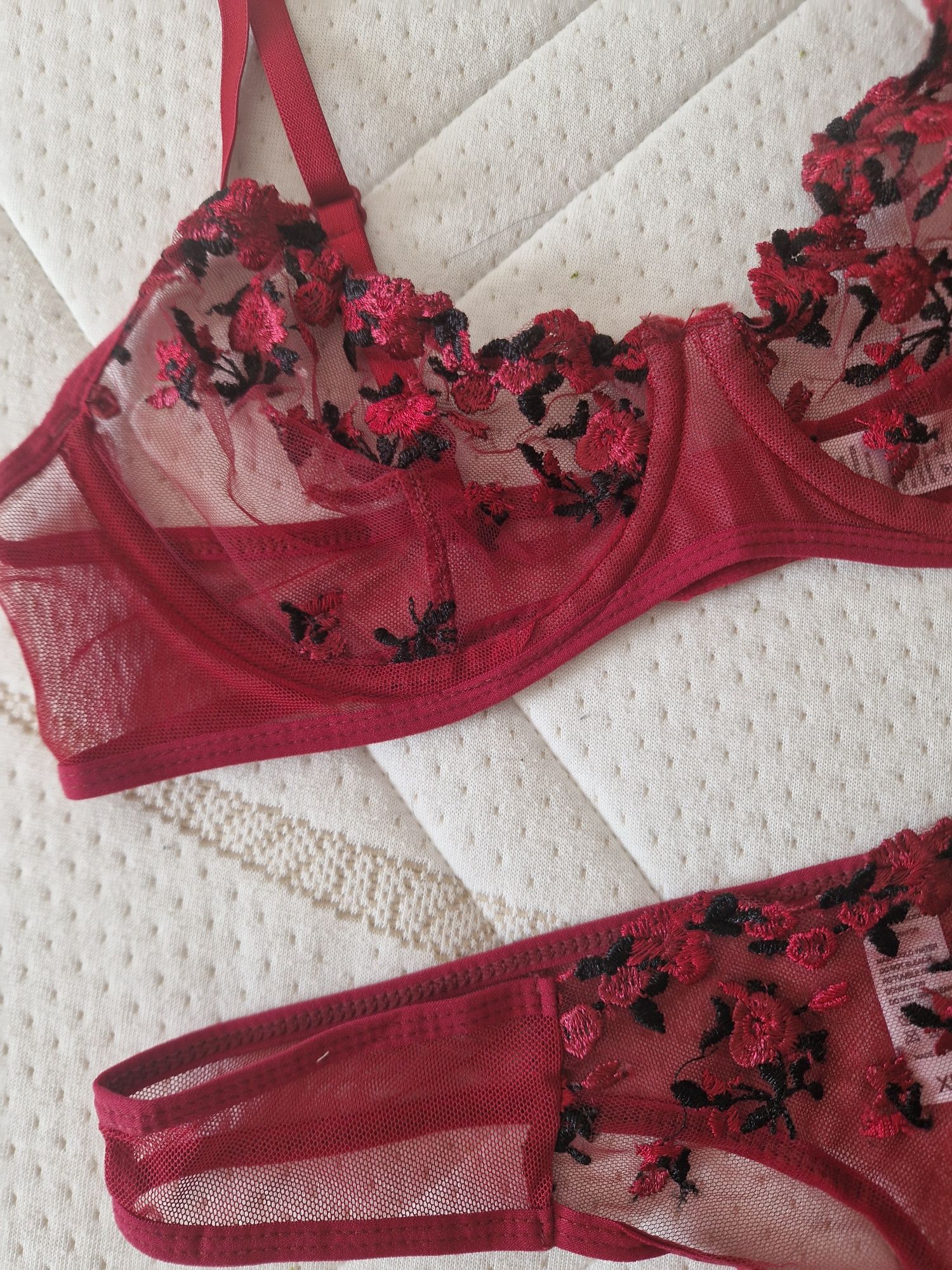 Luksusowy czerwony komplet bielizny haftowanej 42, XL plus size