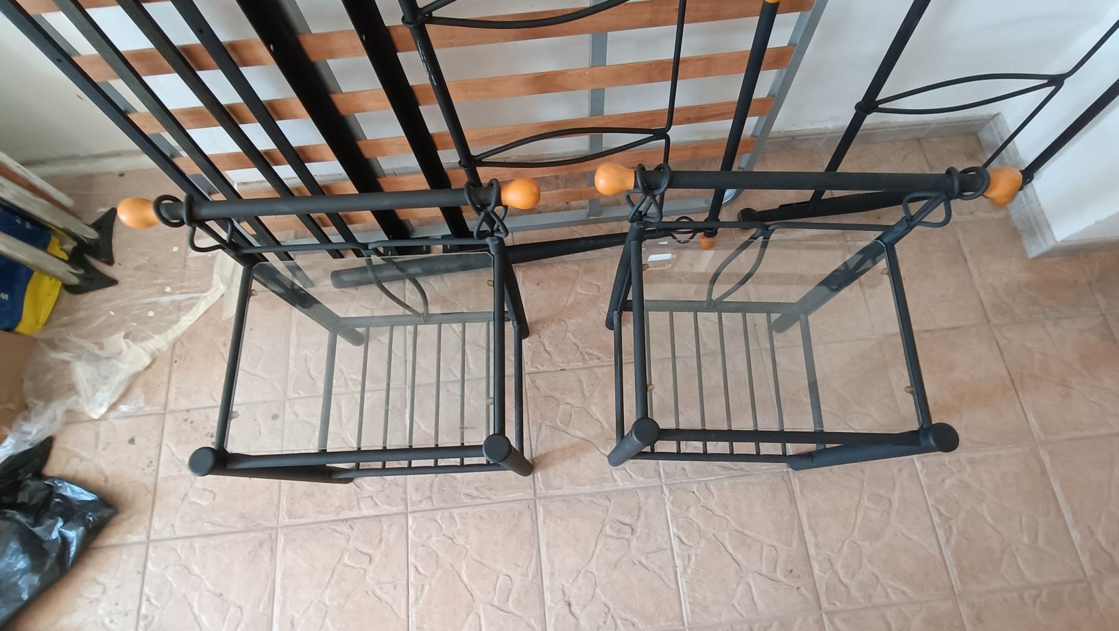 Cama c estrado + 2 mesas cabeceira em ferro