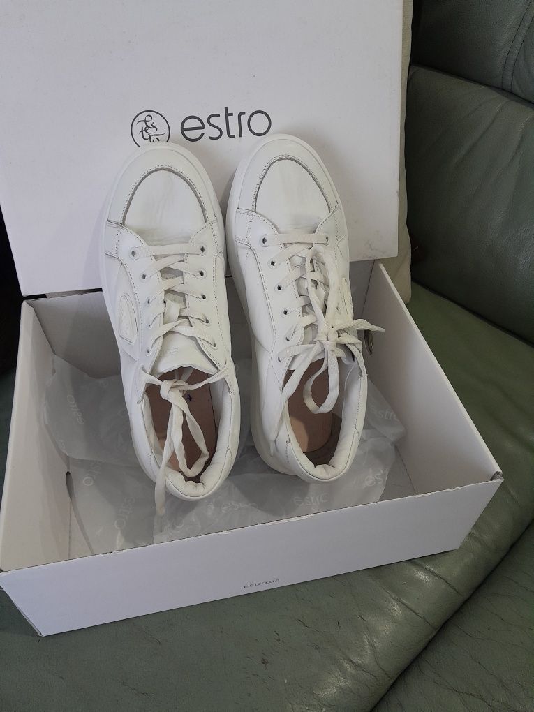 Кожаные кроссовки Эстро 39 размер,но по факту на 38