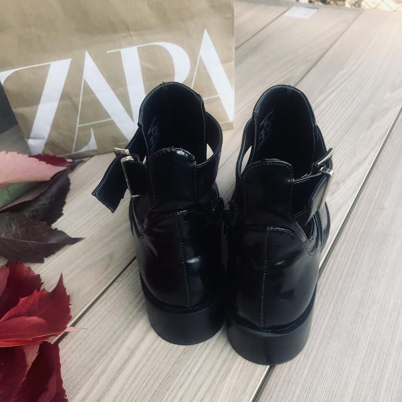Круті лаковані черевики, казаки ботильйони zara
